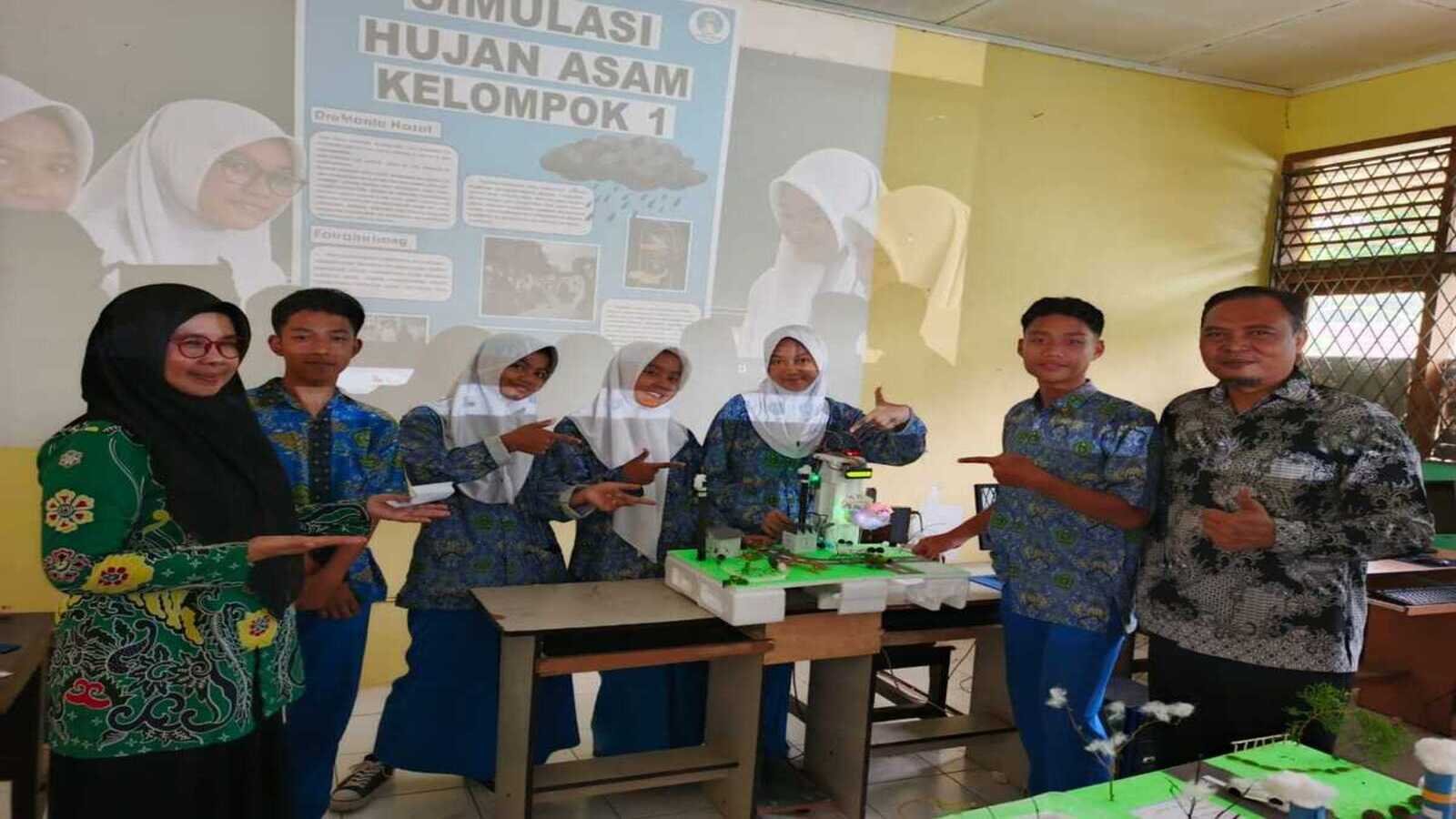 Siswa MTsN 2 Cianjur membuat proyek simulasi hujan asam berbasis Arduino